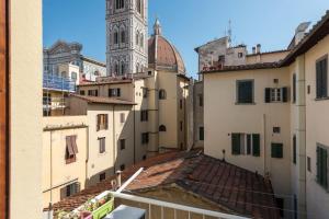 widok na katedrę z dachów budynków w obiekcie CHARMING 2BED APARTMENT overlooking DUOMO - hosted by Sweetstay we Florencji