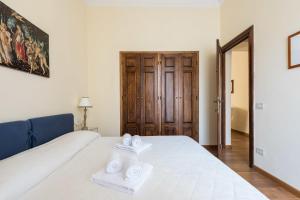 una camera da letto con un letto e asciugamani di CHARMING 2BED APARTMENT overlooking DUOMO - hosted by Sweetstay a Firenze