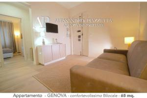 ein Wohnzimmer mit einem Sofa und einem TV in der Unterkunft Casa Ale GR in Genua