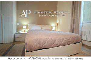 Schlafzimmer mit einem Bett mit einem aaniazonazonazonavelt-Schild in der Unterkunft Casa Ale GR in Genua