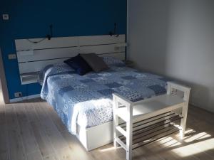 een slaapkamer met een bed en een tafel. bij Victoria House Venice in Mestre