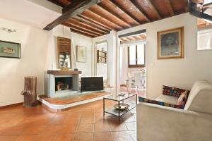 salon z kominkiem i kanapą w obiekcie Tornabuoni apartment in central Florence we Florencji