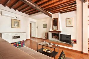 佛羅倫斯的住宿－TORNABUONI apartment- hosted by Sweetstay，带沙发和壁炉的客厅