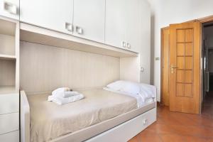 sypialnia z łóżkiem i dwoma ręcznikami na nim w obiekcie Tornabuoni apartment in central Florence we Florencji +23 zdjęcia