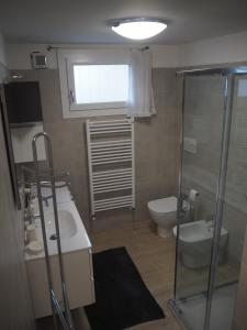 Un baño con ducha, lavabo e inodoro. en Victoria House Venice, en Mestre 21 fotos más