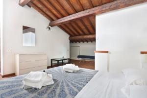 Кровать или кровати в номере TORNABUONI apartment- hosted by Sweetstay