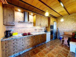 Una cocina o zona de cocina en CASA RURAL - Serrano House