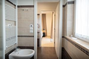 bagno con lavandino e servizi igienici di Assisium Appartamenti a Bastia Umbra