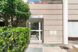 una porta di un edificio con un cartello sopra di Frontière de Monaco - Studio rénové - AE a Beausoleil