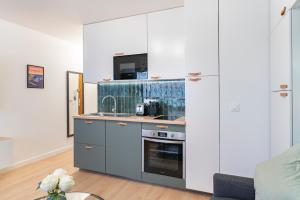 una cucina con lavello e fornello di Frontière de Monaco - Studio rénové - AE a Beausoleil Altre 14 foto