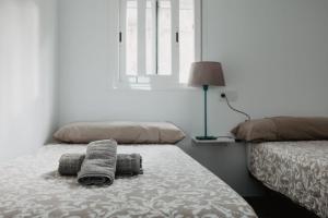 sypialnia z dwoma ręcznikami leżącymi na łóżku w obiekcie Casa en el lago.unmillondeestrellas w mieście Villaharta