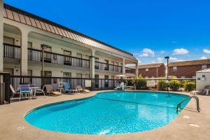 a large swimming pool in front of a building at Clarion Inn Cleveland in Cleveland