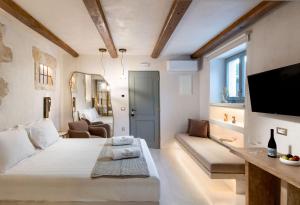 Televízia a/alebo spoločenská miestnosť v ubytovaní Inotropes Boutique Suites - Adults Only