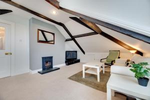 sala de estar con chimenea y sofá en Percy Apartments by Week2Week, en Tynemouth
