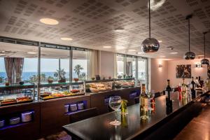 Ramada Hotel & Suites by Wyndham Netanya的酒水