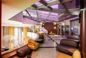 Ramada Hotel & Suites by Wyndham Netanya的休息区