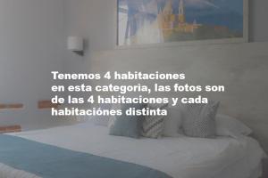 um quarto com uma cama com uma fotografia na parede em Hotel Esmeralda em Atlixco