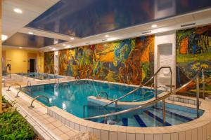 Bazén v ubytování Ensana Thermal Margaret Island nebo v jeho okolí