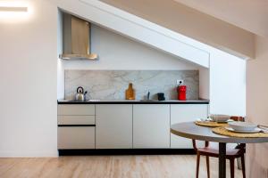 Ett kök eller pentry på DOMO Premium Apartments - Trieste Mazzini