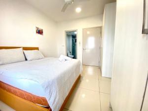 - une chambre avec un grand lit et une salle de bains dans l'établissement Solstice Cyberjaya by Easy Property, à Cyberjaya