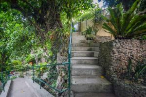 um conjunto de escadas que levam a uma casa em Ralph's Place em Boracay
