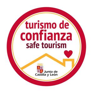 a label with the text tunnian de confederation safe tourism at Cabañas Vallecino in Manzanal de los Infantes