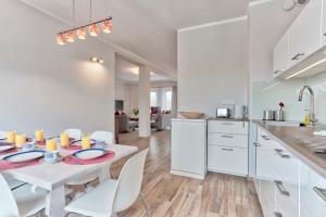 Kuchyň nebo kuchyňský kout v ubytování Family Apartment by Tyzenhauz