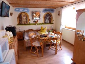 a kitchen with a table and chairs in a room at Gästezimmer am Märchenbrunnen in Lockwitz