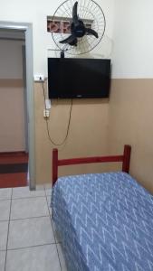 En tv och/eller ett underhållningssystem på Hotel Brasil