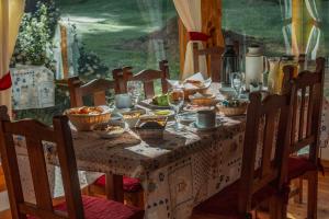 einen Tisch mit Schalen und Teller mit Lebensmitteln darauf in der Unterkunft Cabañas Ruca Kuyen Golf & Resort in Villa La Angostura