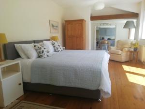 um quarto com uma cama grande e uma sala de estar em records place em Southleigh