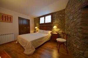 A bed or beds in a room at Casa Rural Urbe