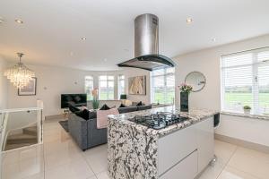 uma cozinha e sala de estar com fogão em The POPULAR Chester Racecourse Apartments, Sleeps 4, FREE Parking em Chester