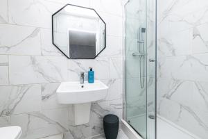 チェスターにあるThe POPULAR Chester Racecourse Apartments, Sleeps 4, FREE Parkingの洗面台と鏡のある白いバスルーム +10枚の写真