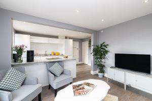 チェスターにあるThe POPULAR Chester Racecourse Apartments, Sleeps 4, FREE Parkingのリビングルーム(ソファ、テーブル、テレビ付)