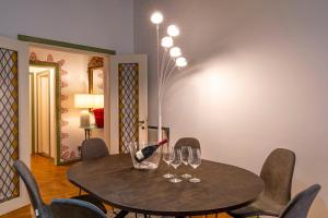 una sala da pranzo con tavolo e bicchieri da vino di Ca' del Doge San Marco a Venezia