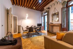 - un salon avec une table et des chaises dans l'établissement Ca' del Doge San Marco, à Venise