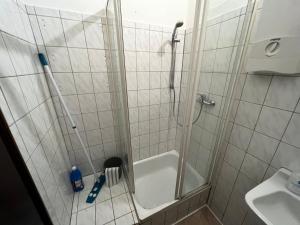 y baño con ducha y puerta de cristal. en HomesNRW - EG / City / Messe, en Bergisch Gladbach