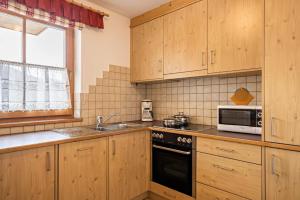 Η κουζίνα ή μικρή κουζίνα στο Ciasa Tlara App Lisa +14 φωτογραφίες