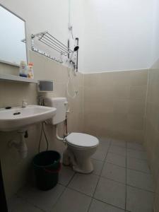 ガンバンにあるMODERN , SPACIOUS GAMBANG UMP 18 Guest Houseのバスルーム(トイレ、洗面台、鏡付)