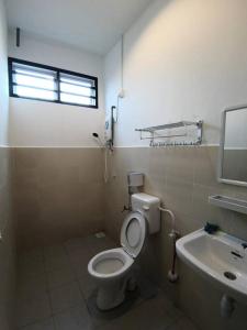 Ванная комната в MODERN , SPACIOUS GAMBANG UMP 18 Guest House