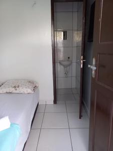 Kamar mandi di HOTEL LATINOS 2