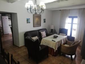 a dining room with a table and chairs at Casa Tinao in Pórtugos