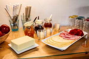 una mesa con un plato de queso y carne. en Landhaus Freund, en Berchtesgaden