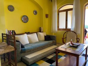 uma sala de estar com um sofá e uma mesa em El Gouna, Red Sea, Egypt, West Golf 2 Bedroom Flat em Hurghada
