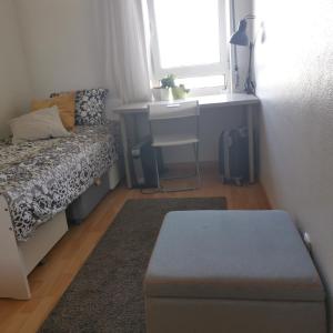 1 dormitorio con cama, escritorio y ventana en Forts en Lisboa