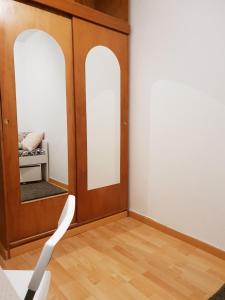 Habitación con espejo y puerta de madera. en Forts en Lisboa