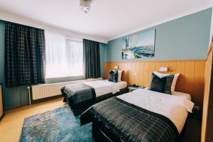 A bed or beds in a room at Hotel De Kalvaar