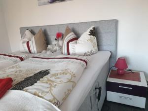 ein Schlafzimmer mit zwei Betten mit grauem Kopfteil in der Unterkunft Fewo Therme inkl Handtücher und Bettwäsche in Altenau + 16 Fotos