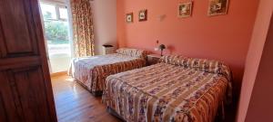 Cette chambre comprend 2 lits et une fenêtre. dans l'établissement La Elvira Natural Lodge, à Punta Delgada